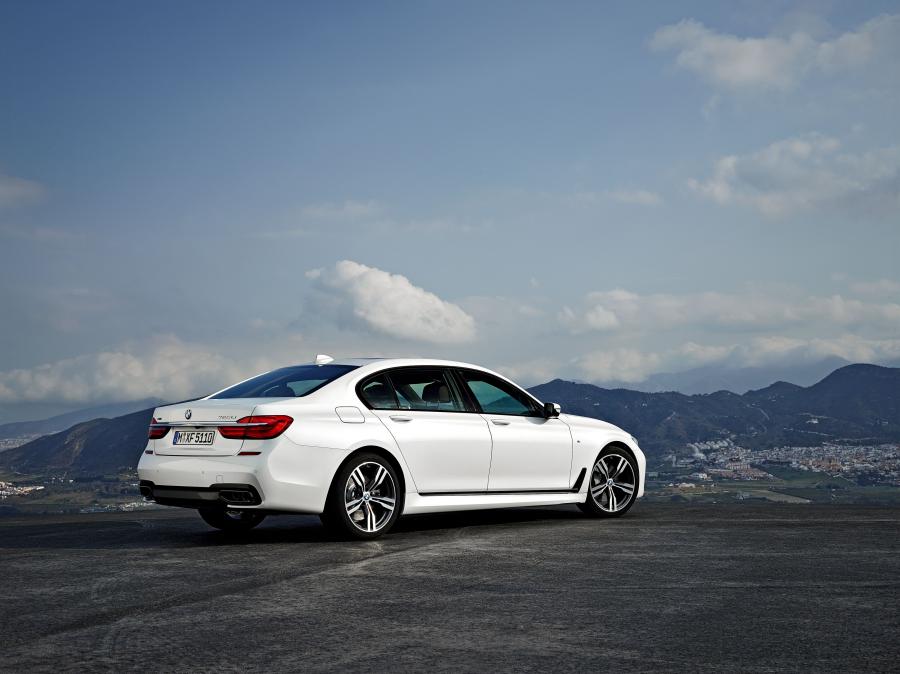  BMW 750Li xDrive M Sport 2015 года  (фото 8 из 22)